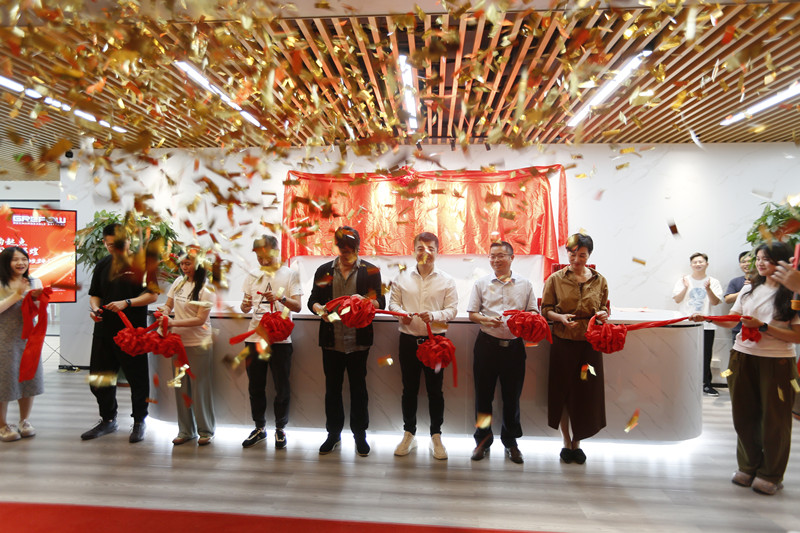 格瑞普電池領(lǐng)導(dǎo)剪彩 格瑞普電池領(lǐng)導(dǎo)剪彩