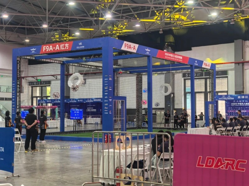 中國(guó)無(wú)人機(jī)足球聯(lián)賽貴陽(yáng)精彩瞬間 中國(guó)無(wú)人機(jī)足球聯(lián)賽貴陽(yáng)精彩瞬間